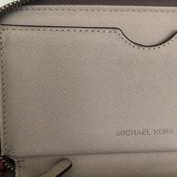 Michael Kors large smartphone wristlet - Picture 6 of 6
